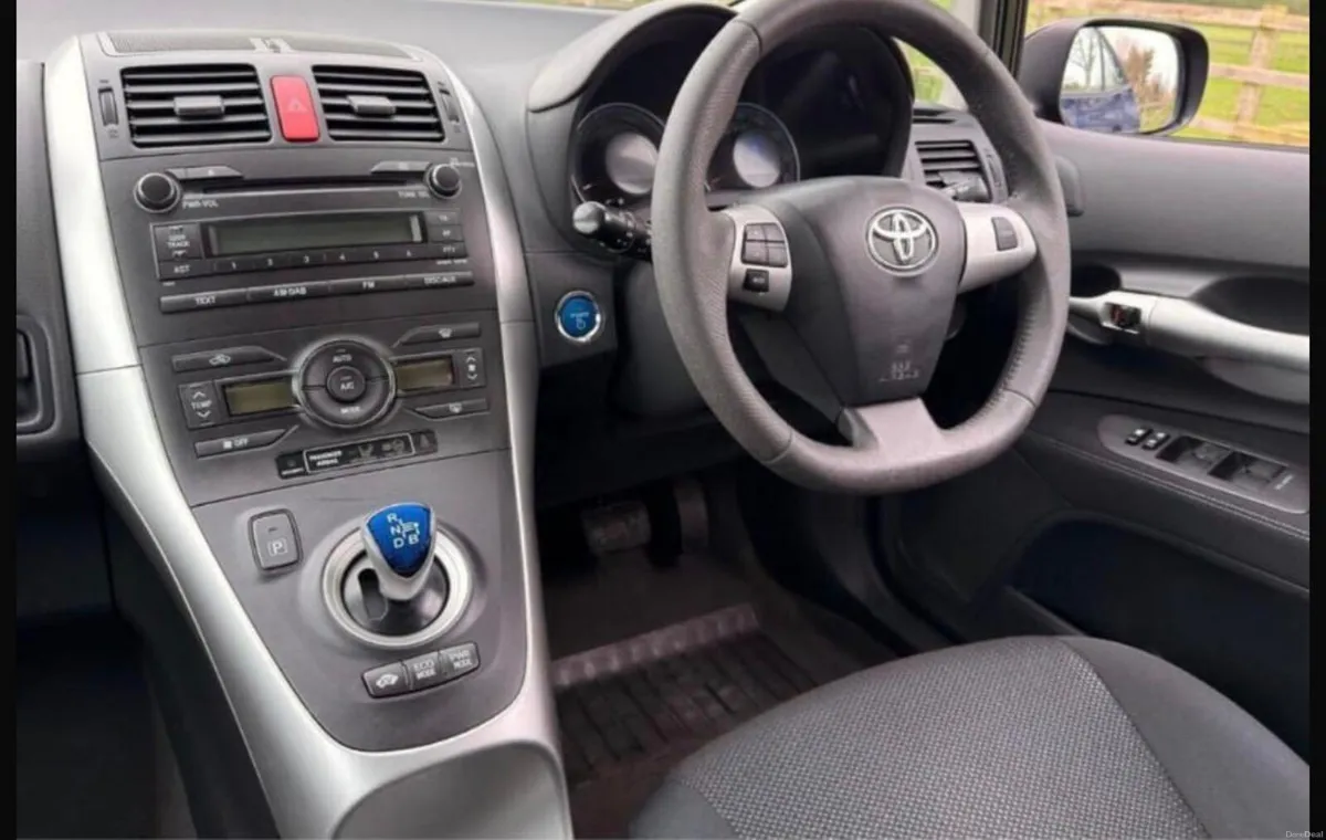 11 Toyota Auris 1.8 Hybrid Automatic - Image 2