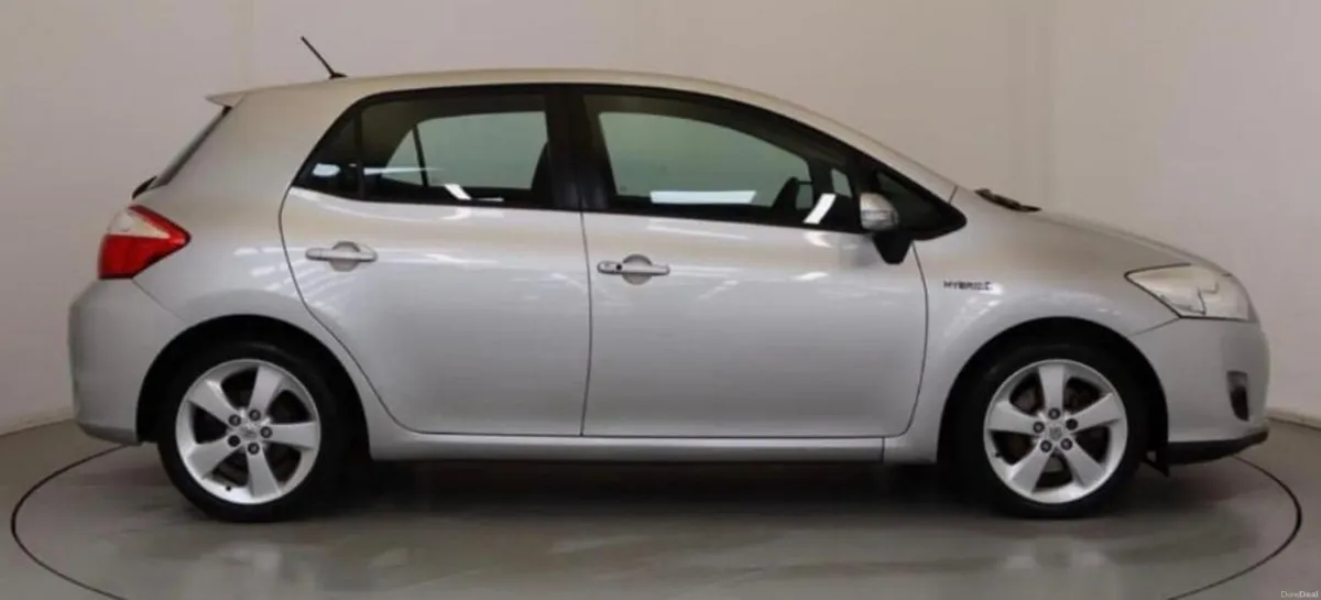 11 Toyota Auris 1.8 Hybrid Automatic - Image 1