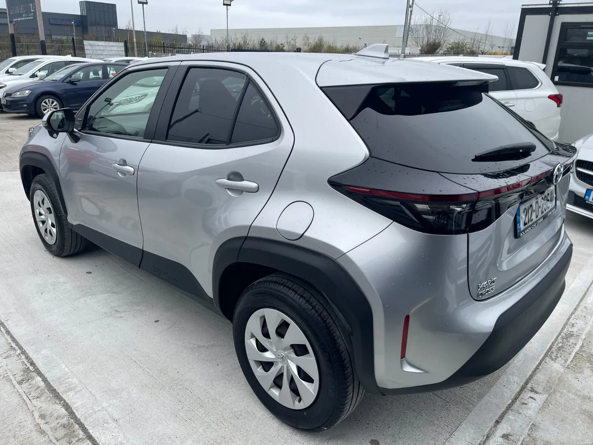 212 Toyota Yaris Cross Hybrid 1.5 Automatic 5 door - Image 4