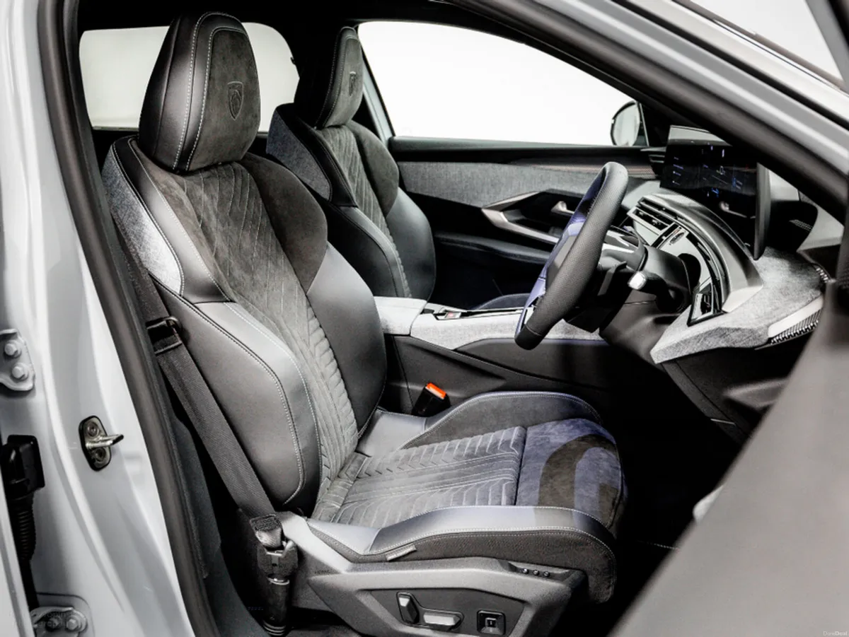 Peugeot 5008 E-GT Exclusive 72kWh 210HP - 7 Seats - Image 4
