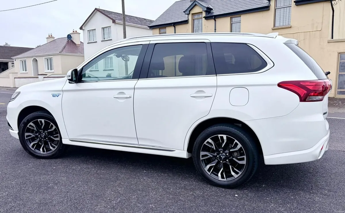Mitsubishi Outlander PHEV | High Spec | Low Miles - Image 4