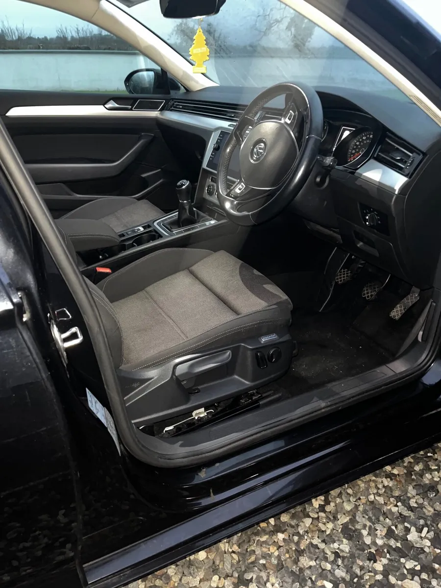Volkswagen Passat 2019 - Image 3