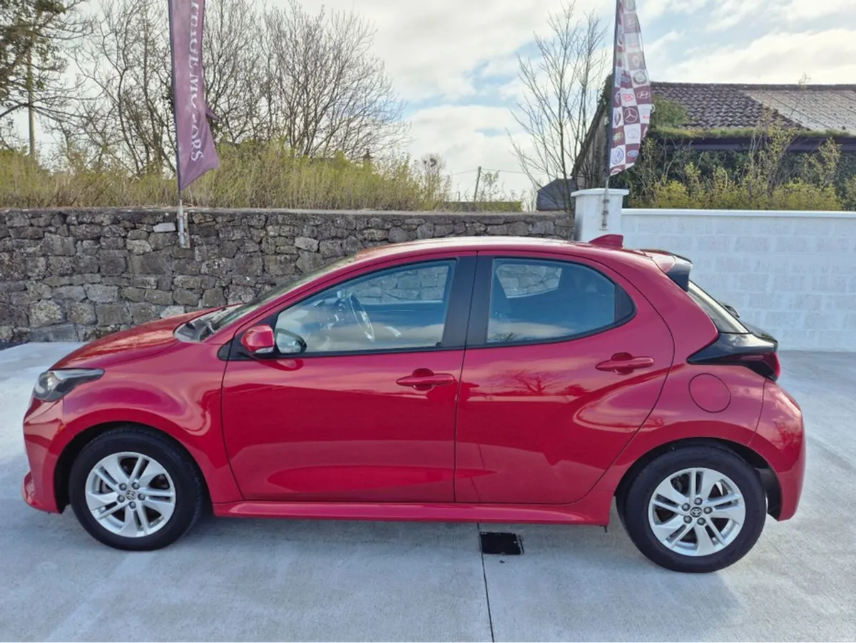 Toyota Yaris HYBRID LUNA AUTO 4DR - Image 2