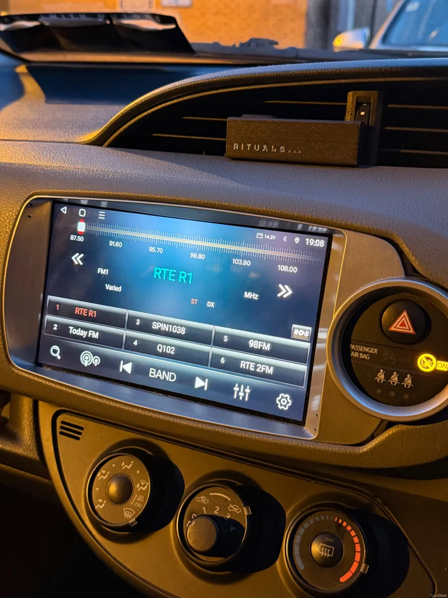 Toyota Yaris 2015 - Image 2