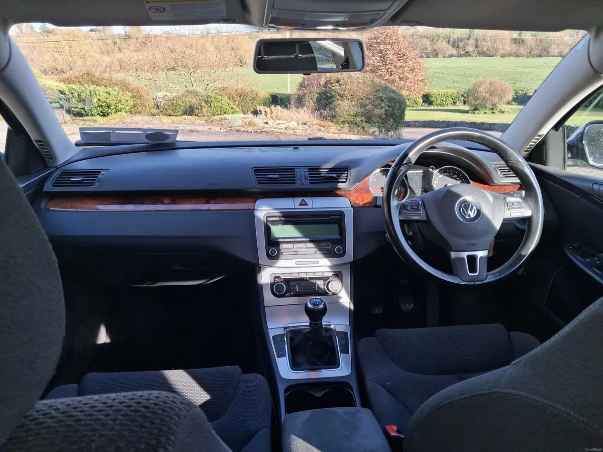 Volkswagen Passat 2010 - Image 4