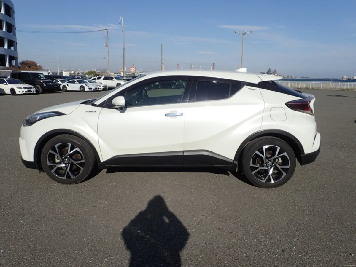 Toyota C-HR 1.8 SOL PLUS CVT PETROL HYBRID *TOP SP - Image 4