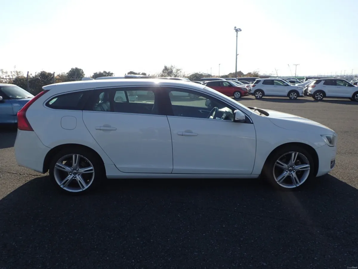 Volvo V60 2.0 D4 SE LUXURY PLUS 190 BHP DIESEL AUT - Image 4