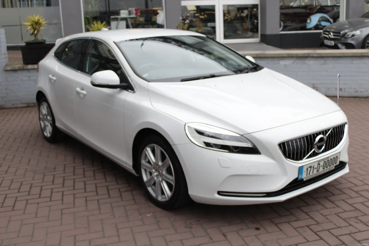 2017 VOLVO V40 2.0 ESTATE 5DR AUTO - Image 2