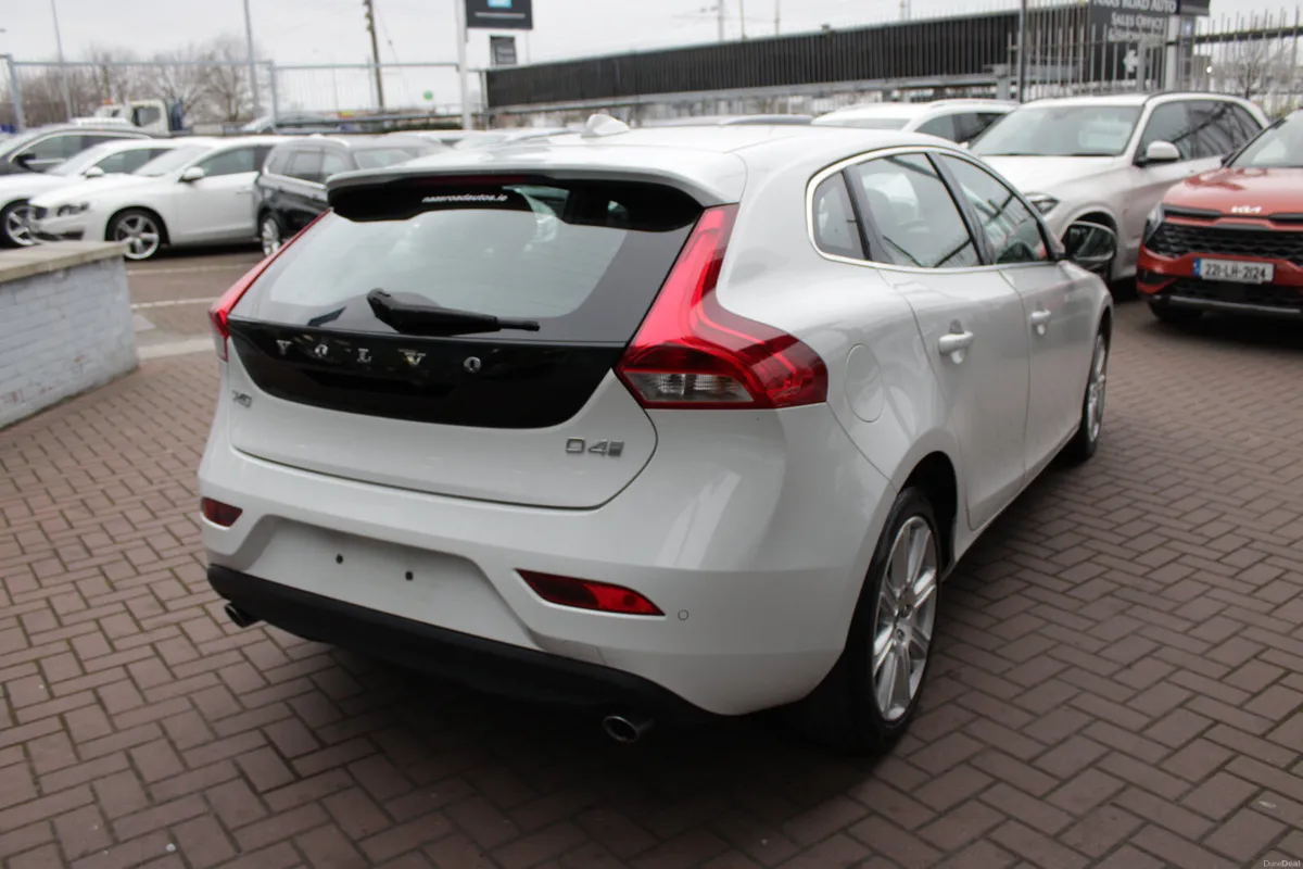 2017 VOLVO V40 2.0 ESTATE 5DR AUTO - Image 4