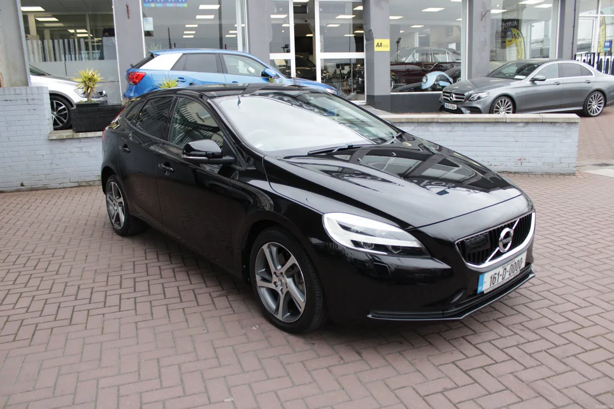 2016 VOLVO V40 D4 4DR ESTATE AUTO - Image 1