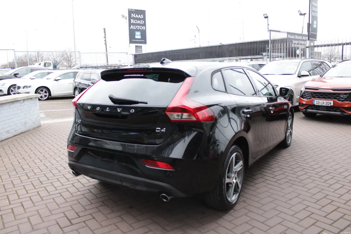 2016 VOLVO V40 D4 4DR ESTATE AUTO - Image 4