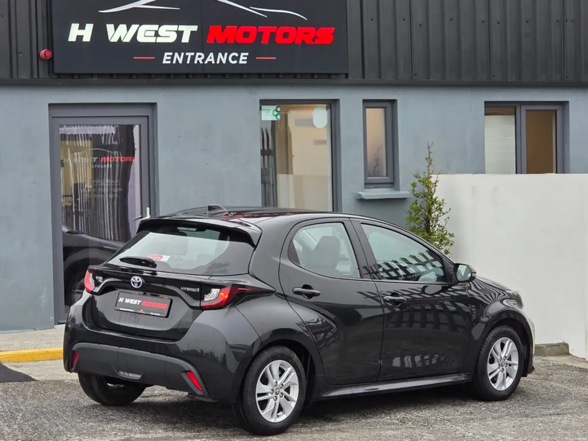 Toyota Yaris HYBRID LUNA AUTO 4DR - Image 3