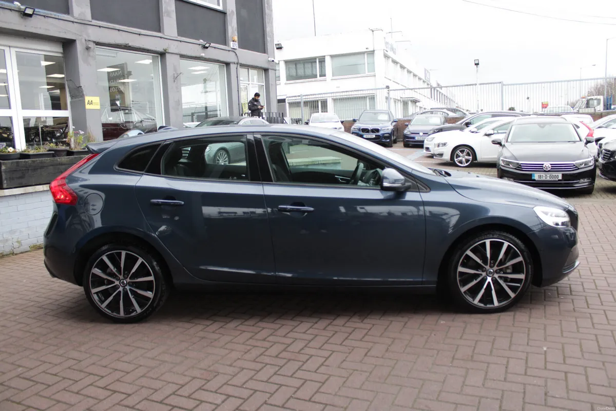 2018 VOLVO V40 D4 2.0 AUTO 5DR - Image 3