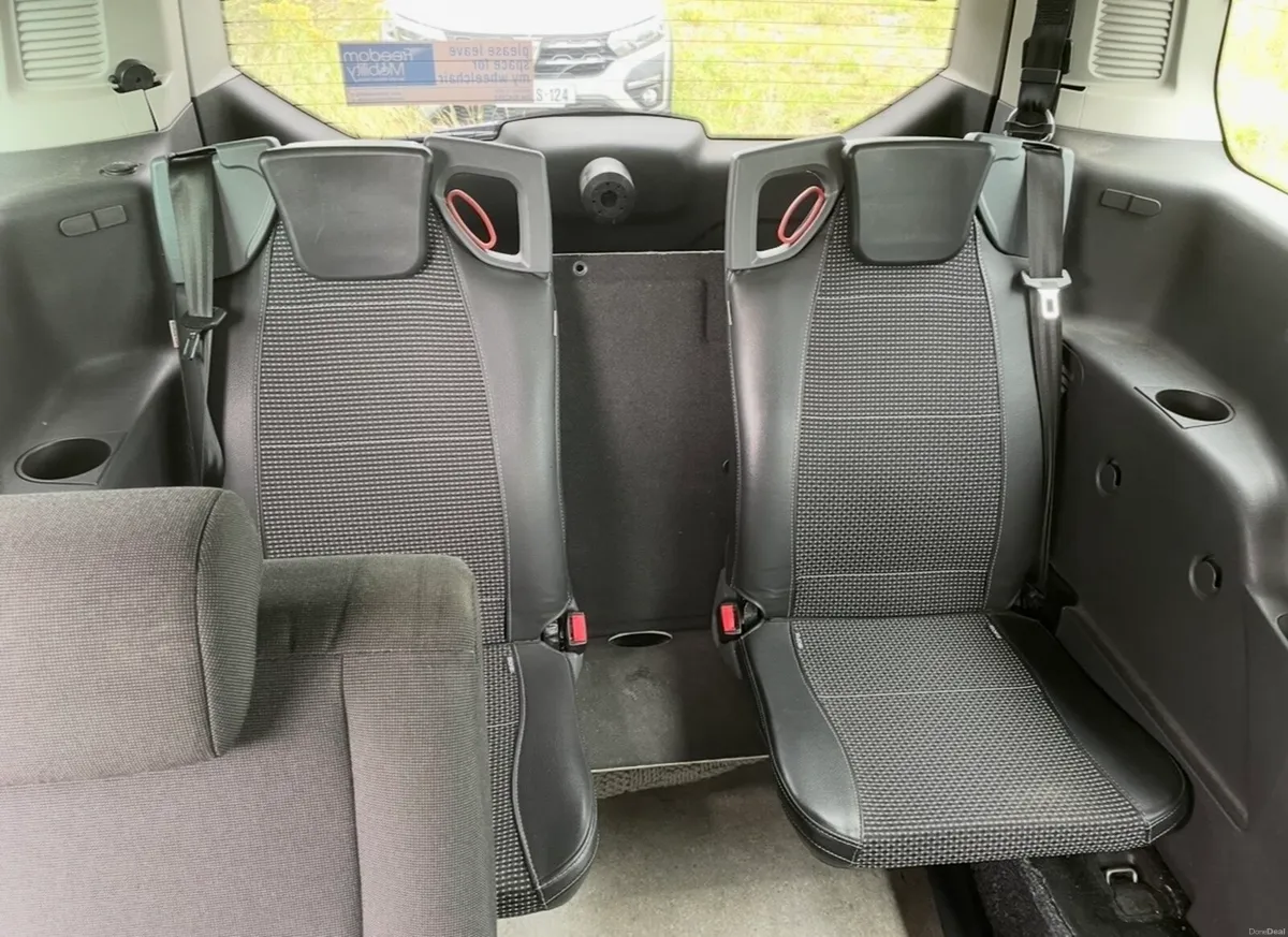 Ford connect wheelchair accessible 7 seater - Image 6