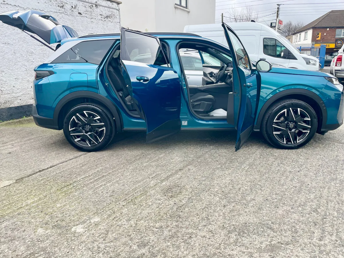 Peugeot 5008 ALLURE 1.2 Petrol  MHEV Auto,2025 - Image 3