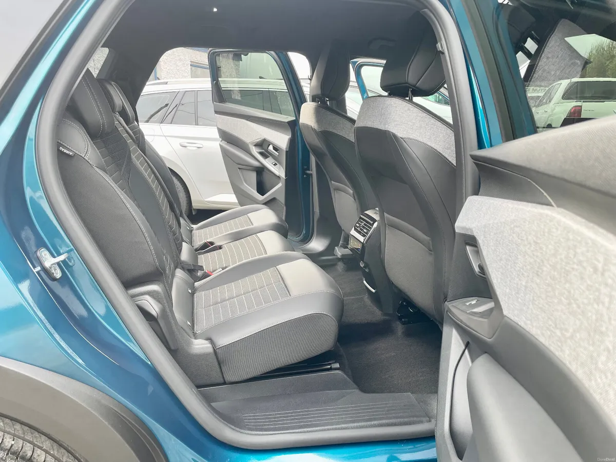 Peugeot 5008 ALLURE 1.2 Petrol  MHEV Auto,2025 - Image 4