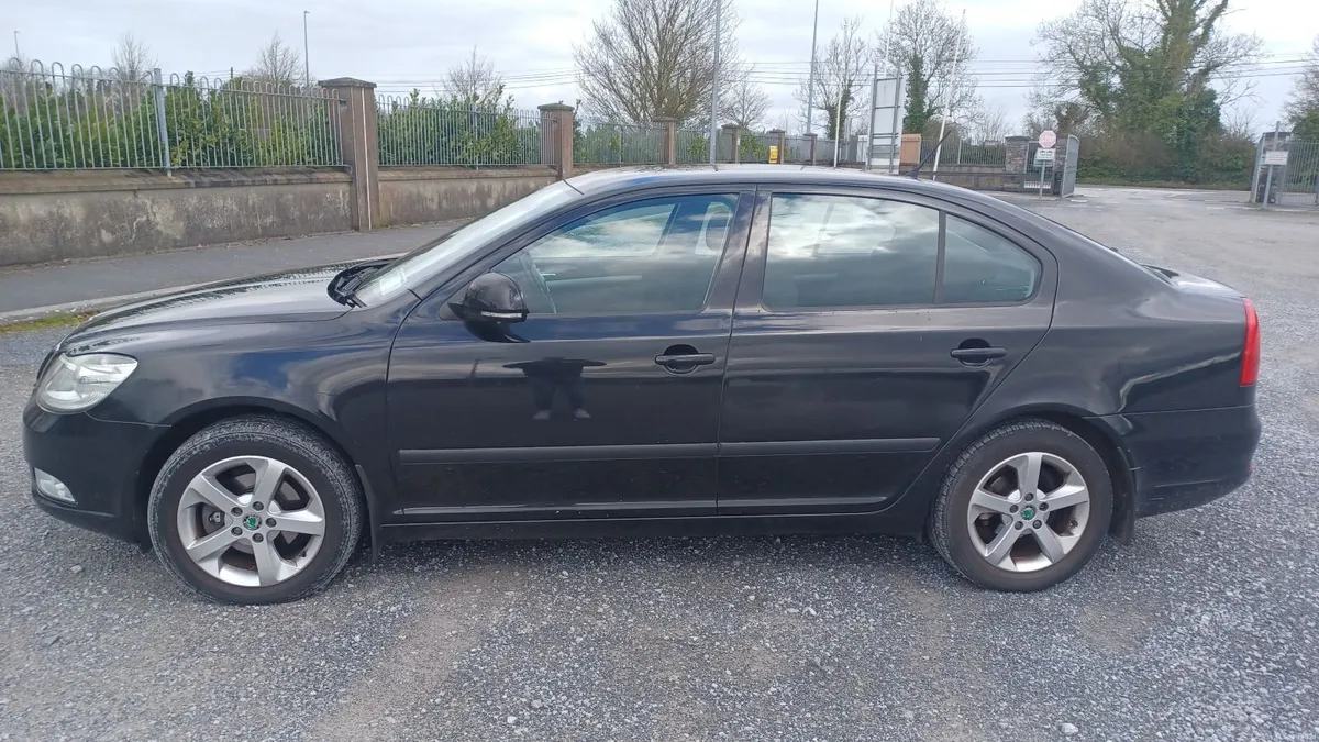 12 Skoda Octavia  1.2 petrol - Image 1