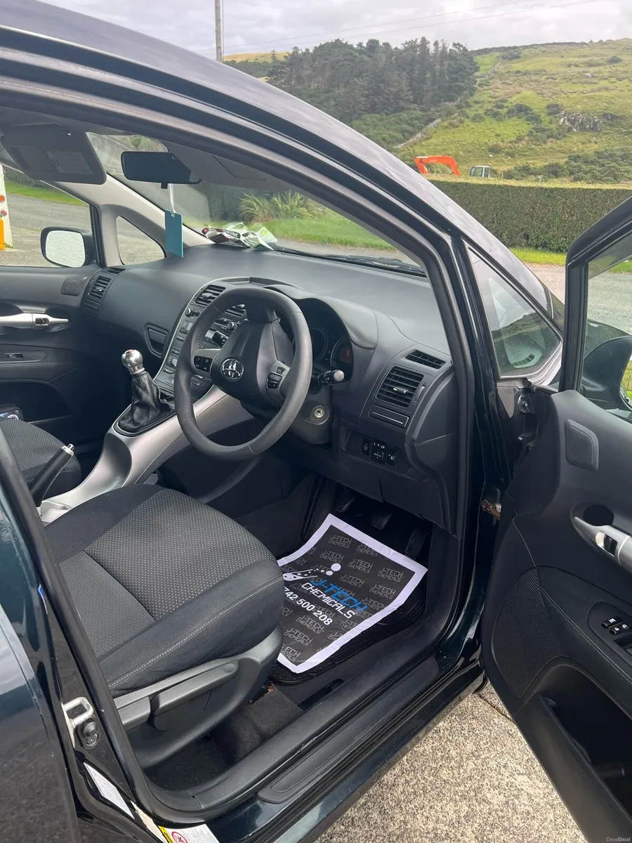 Toyota Auris 2011 - Image 4