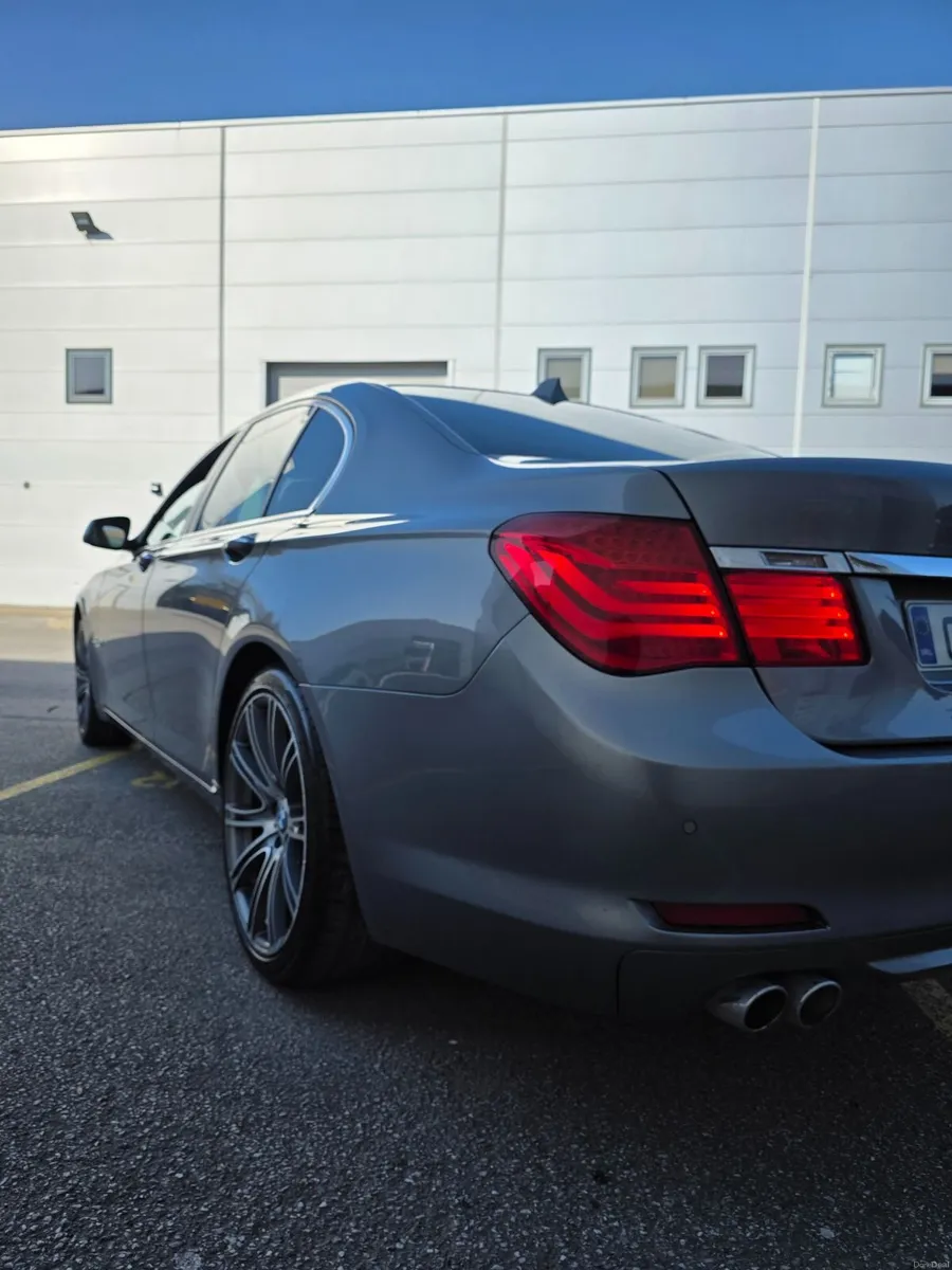 BMW 7-Series 2009 - Image 3