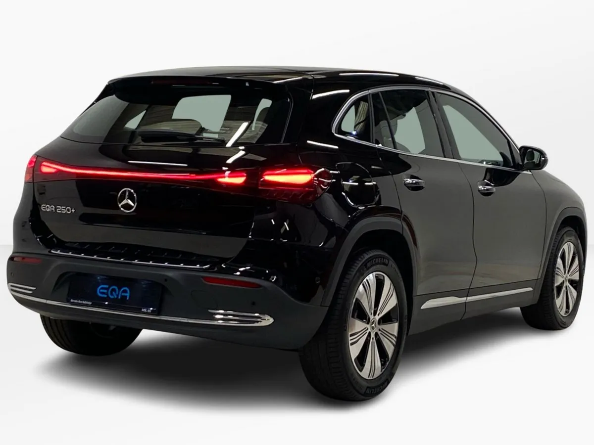 Mercedes-Benz EQA EQA 250+ PROGRESSIVE | Reversing - Image 3