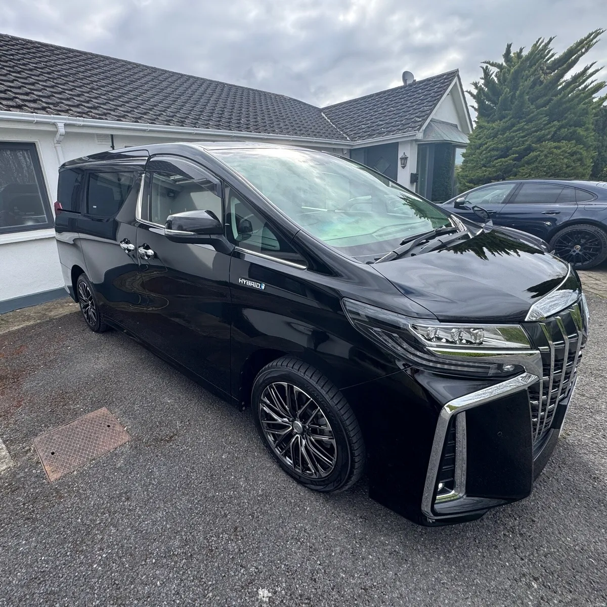 Toyota Alphard - Image 2