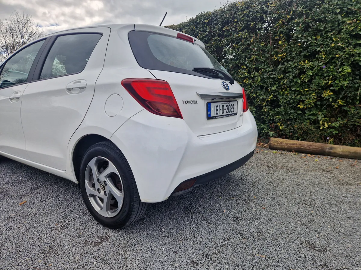Toyota Yaris HYBRID LUXURY 2016 - Image 3