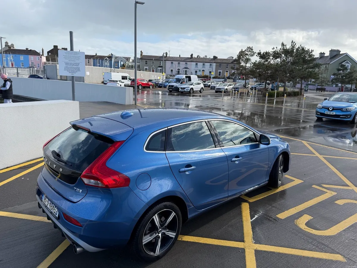 Volvo V40 T2 R Design - Image 4