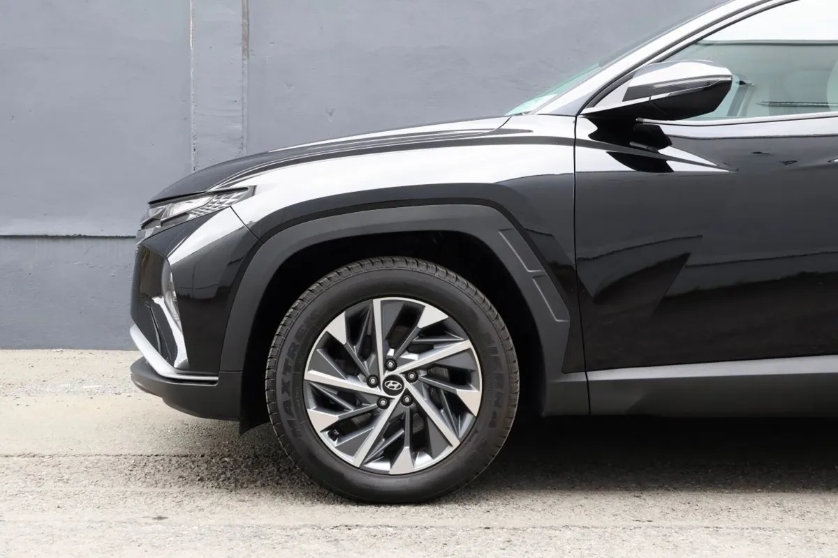 Hyundai Tucson 2WD Executive w.2 Tone Roof - Image 3