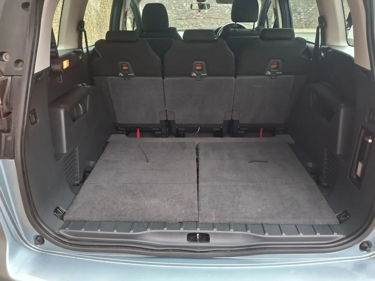 Peugeot 5008 2012 - Image 2