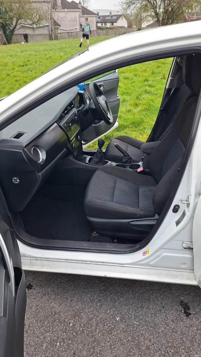 Toyota Auris 2013 - Image 2