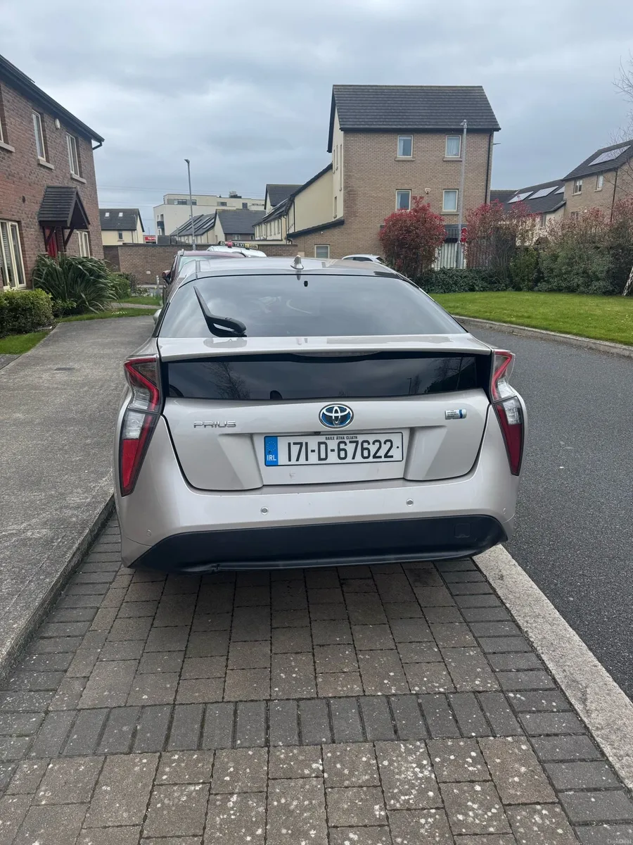 2017 Toyota Prius electric leather seat - Image 3