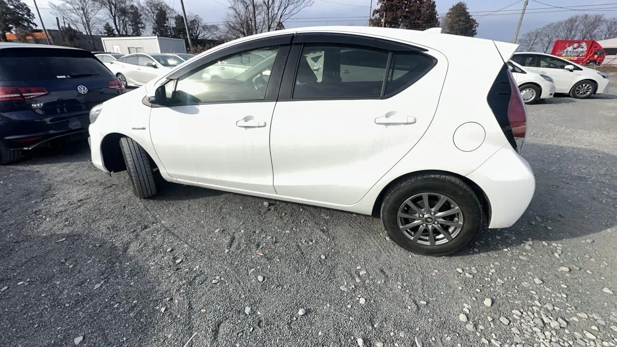 Toyota Aqua 2015 Hybrid - Image 2