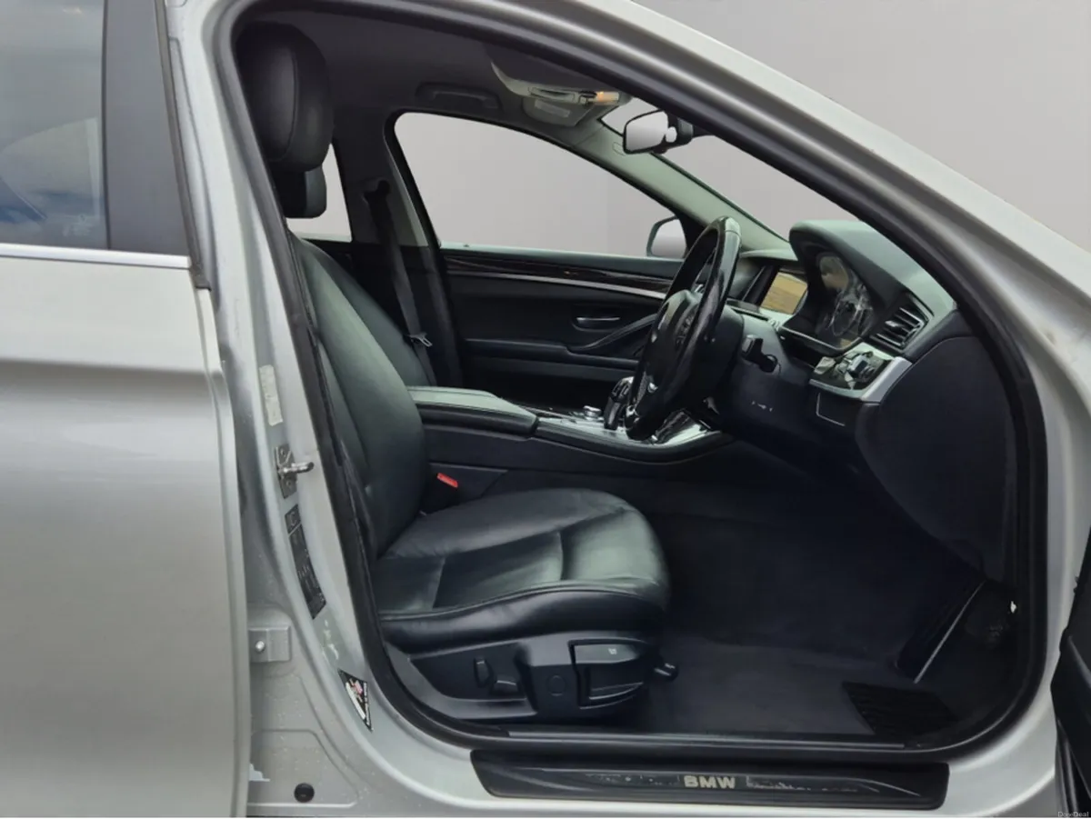 BMW 5-Series 525D SE AUTO *** SILVER MET / BLACK L - Image 4