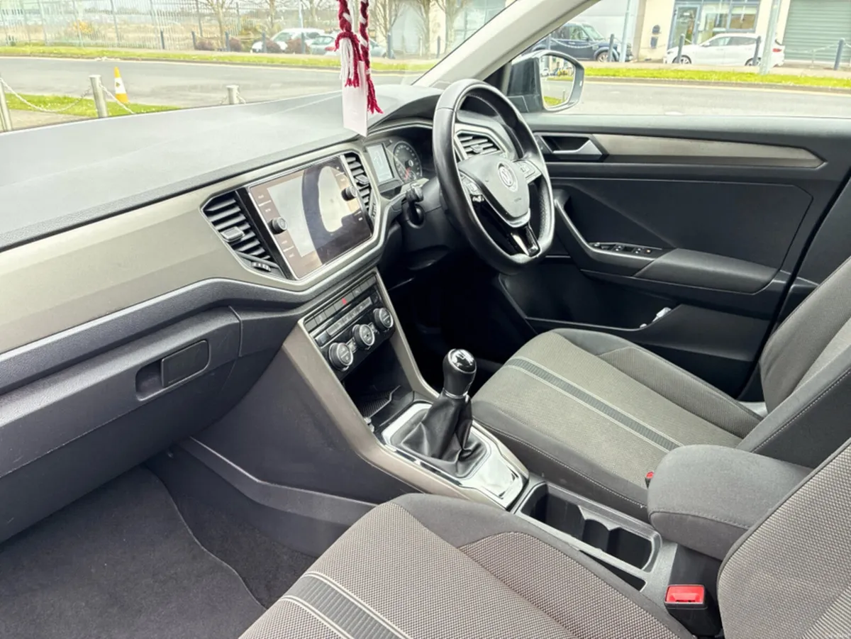 Volkswagen T-Roc DESIGN 1.5 TSI MANUAL 6SPEED FWD - Image 3