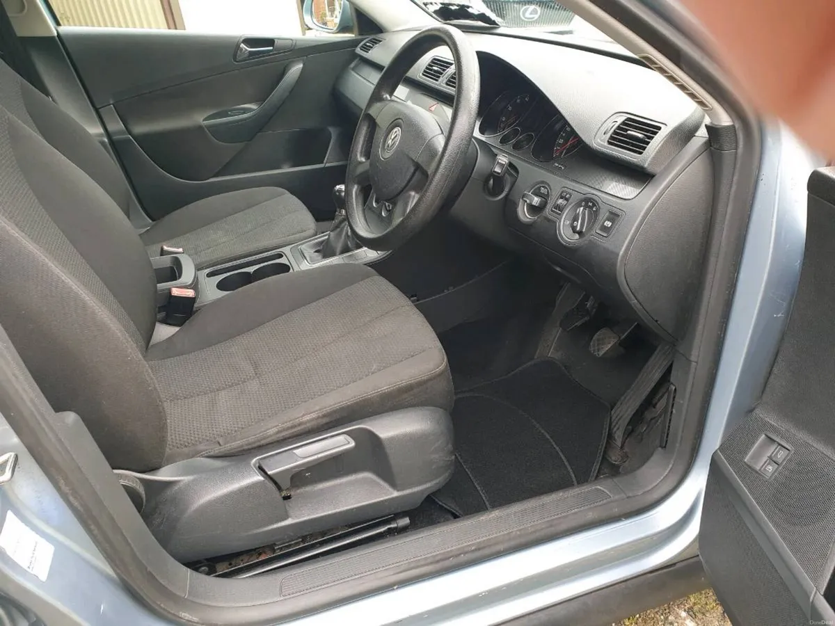 Volkswagen Passat 1.6FSI petrol, low miles. - Image 4