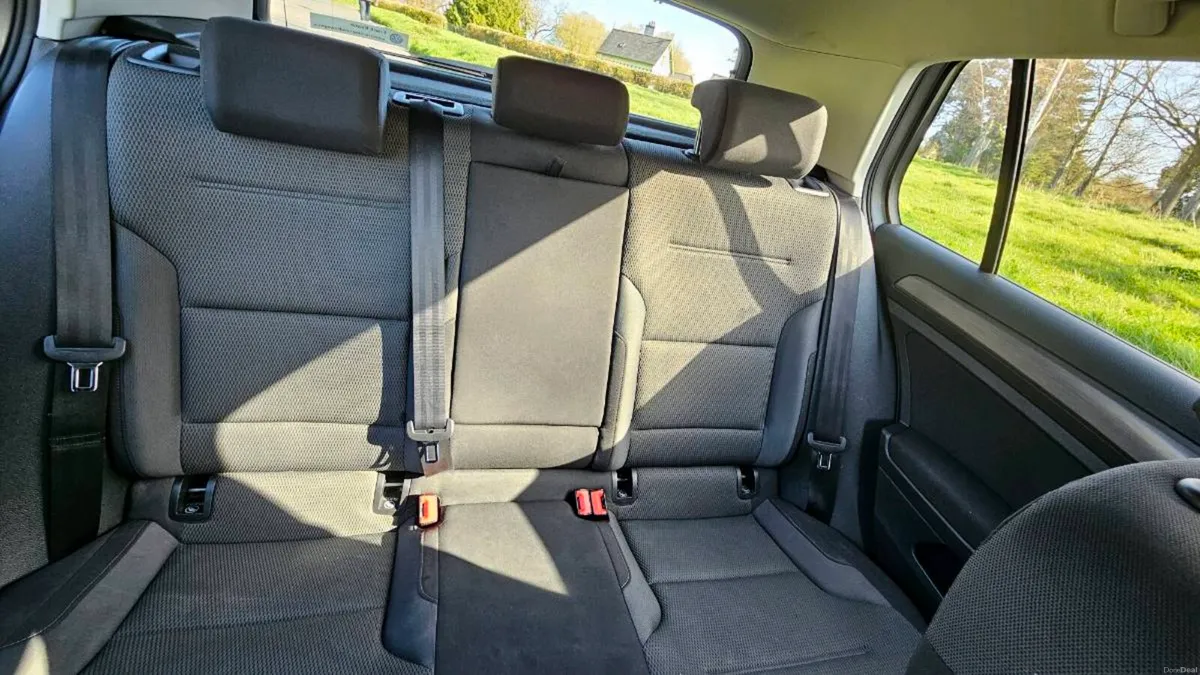 Vehicle details:
2017 VOLKSWAGEN GOLF COMFORTLINE - Image 4