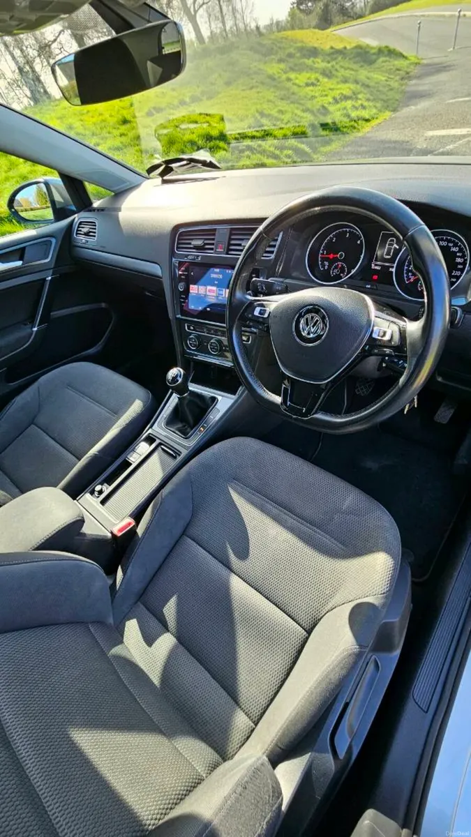 Vehicle details:
2017 VOLKSWAGEN GOLF COMFORTLINE - Image 3
