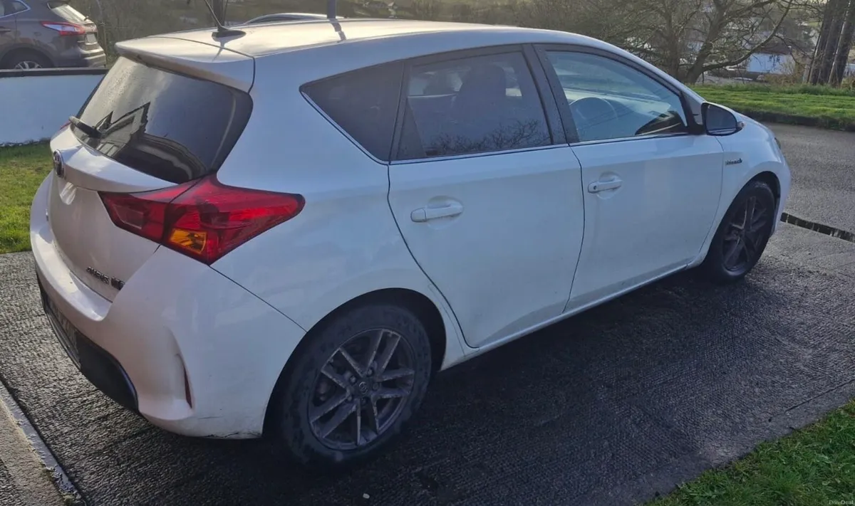 Toyota Auris Self Charging Hybrid - Image 2