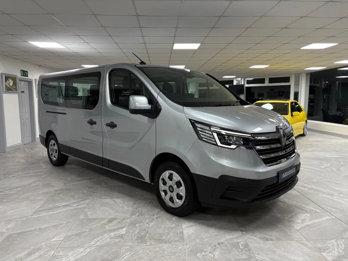2025 (252) Renault Trafic 9  Seater Bus - Image 3