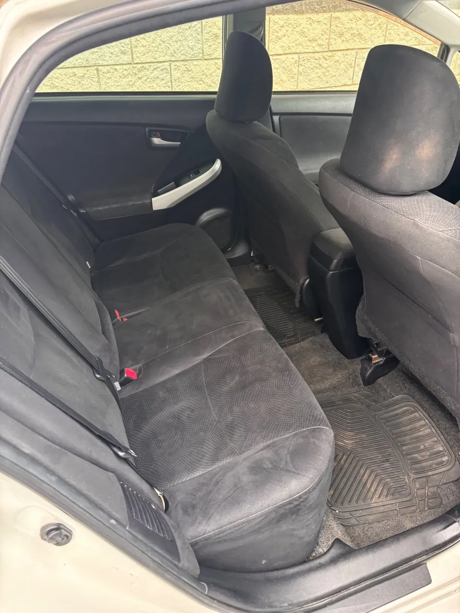 Toyota Prius 2015 - Image 2