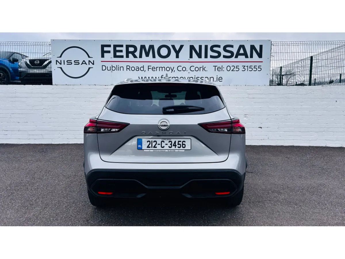 Nissan Qashqai 1.3 MANUAL WITH GLASS ROOF AND REVE - Image 3