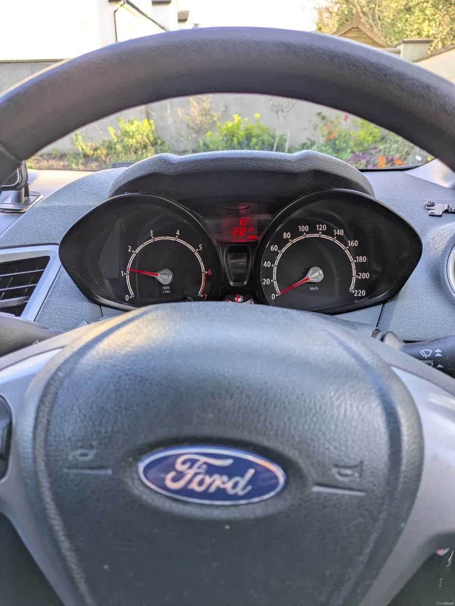 Ford Fiesta 2011 - Image 2