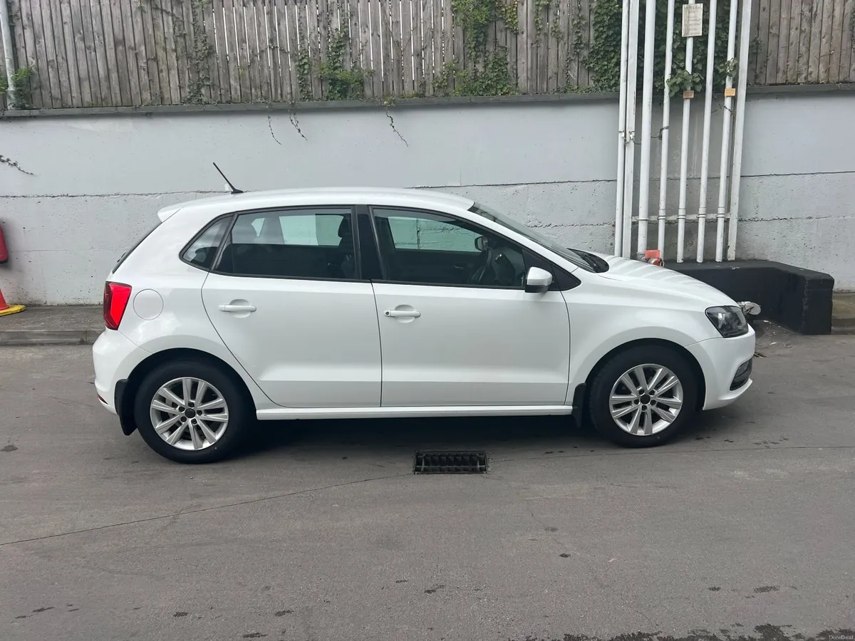 Volkswagen Polo 2015 - Image 2