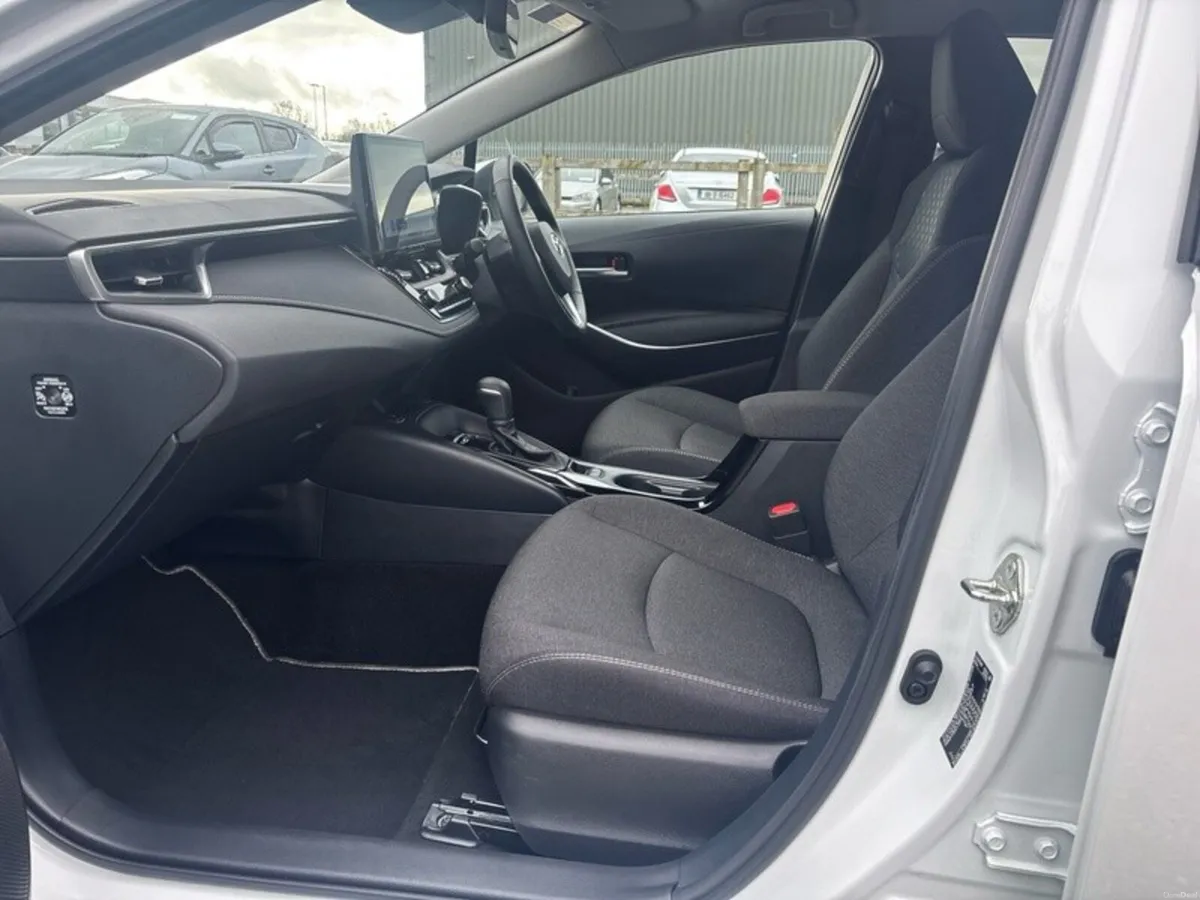 Toyota Corolla HYBRID LUNA SPORT SALOON - Image 6