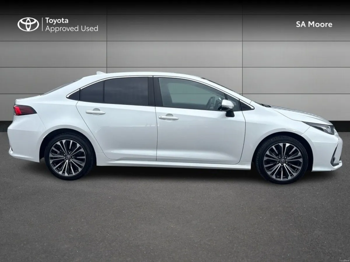 Toyota Corolla HYBRID LUNA SPORT SALOON - Image 3