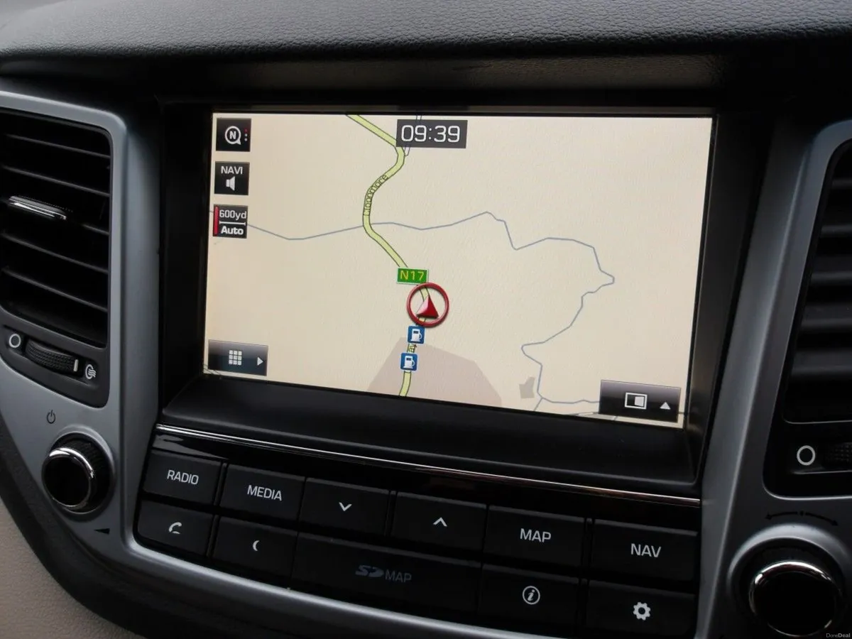 Hyundai Tucson 1.7 EXECUTIVE 5DR ** SAT-NAV ** - Image 2