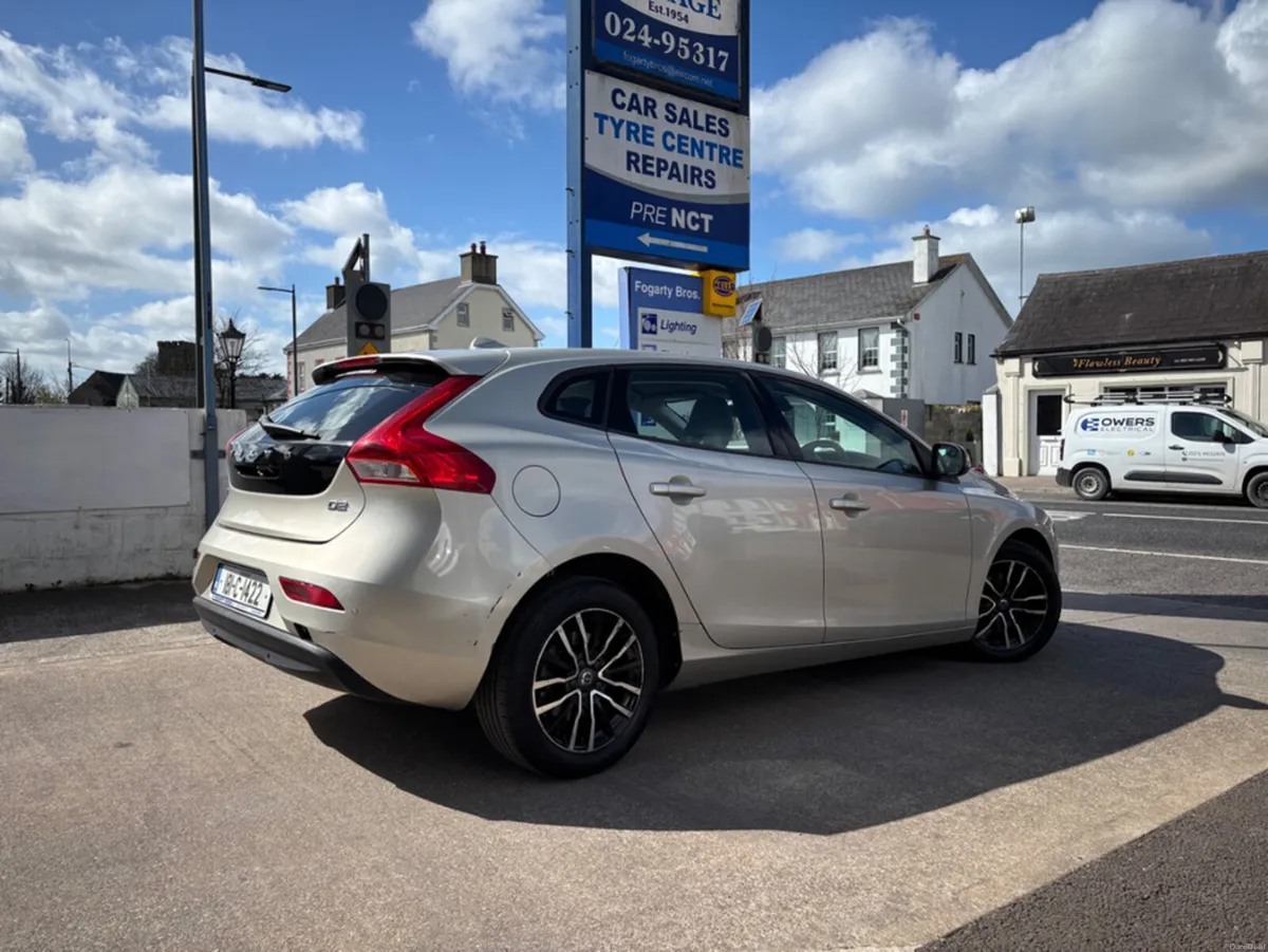 Volvo V40 2018, D2 MOMENTUM ED 5DR - Image 4