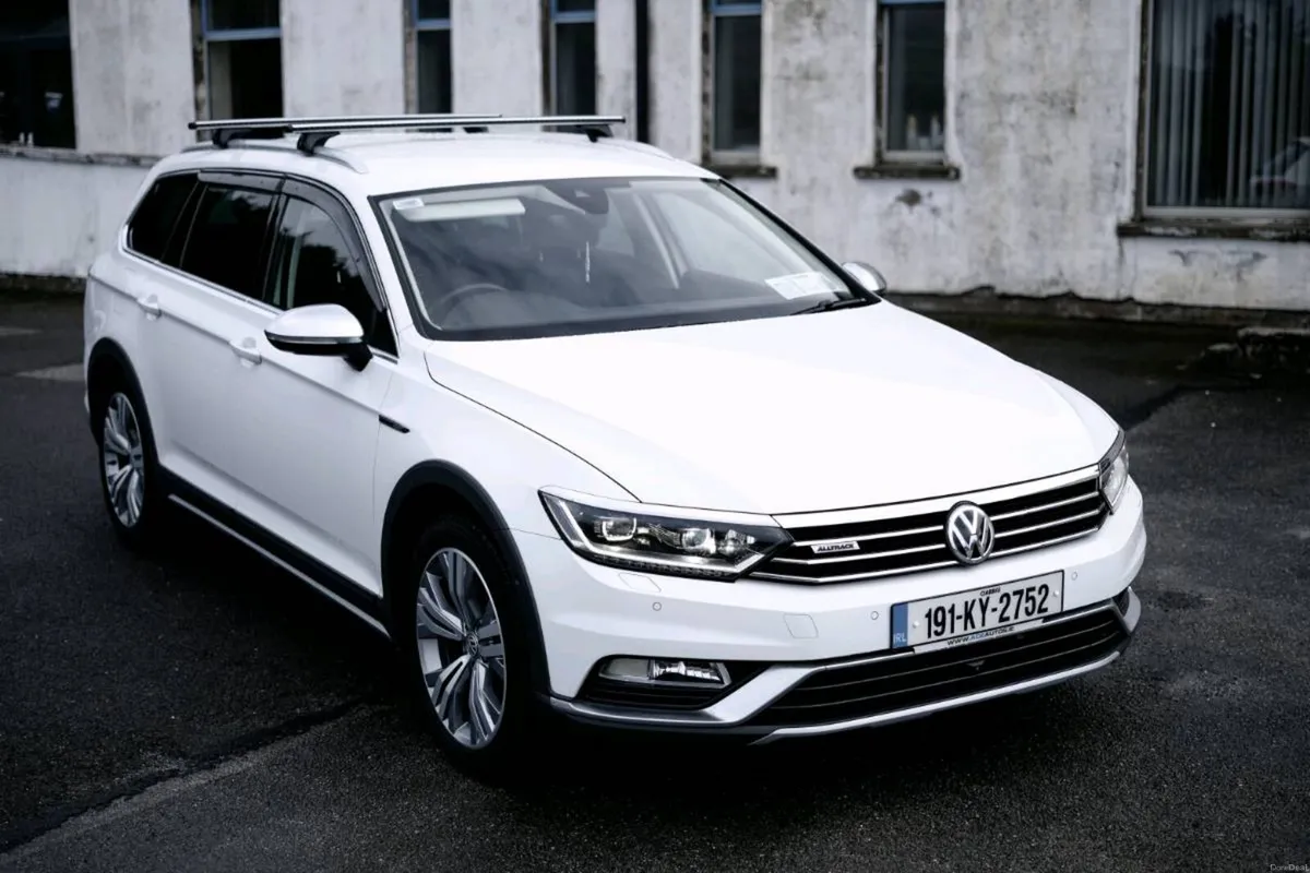 2019 Volkswagen Passat Alltrack 4motion - Image 2