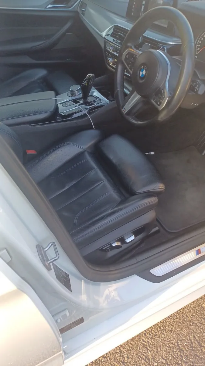 BMW 5-Series 2017 touring - Image 2