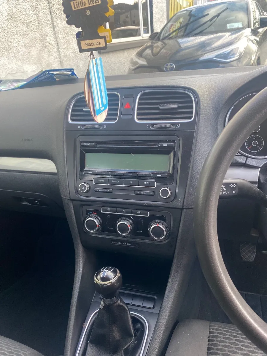 Volkswagen Golf 2010 - Image 2